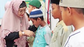 Ketua PIMAJT Hj Nur Kusuma Dewi Noor Achmad saat menyerahkan santunan kepada anak yatim