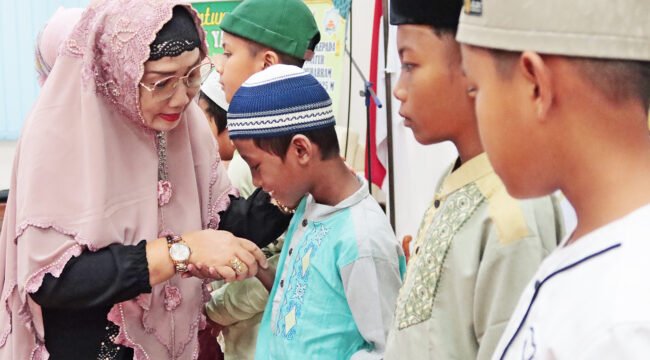Ketua PIMAJT Hj Nur Kusuma Dewi Noor Achmad saat menyerahkan santunan kepada anak yatim