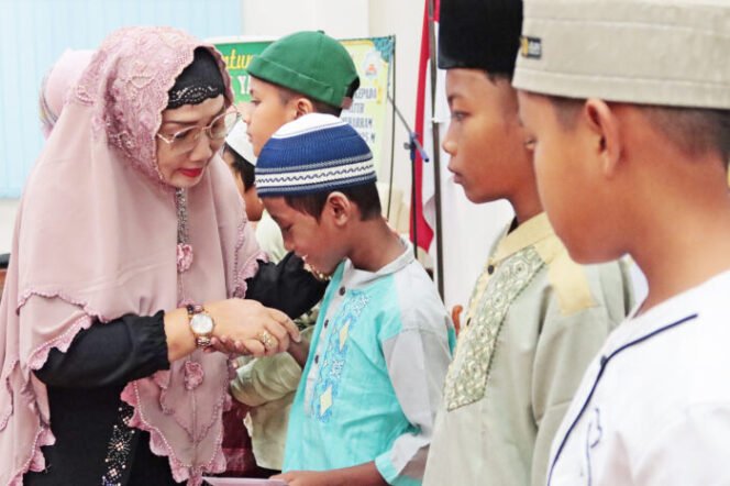 
					Ketua PIMAJT Hj Nur Kusuma Dewi Noor Achmad saat menyerahkan santunan kepada anak yatim