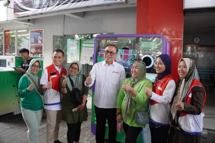 Komisaris Utama PT Pertamina (Persero) M Iriawan atau yang akrap disapa Iwan Bule melakukan tinjauan ke SPBU 41.502.02 Sisingamangaraja (depan Akpol) pada Hari Jumat (11/07).