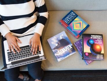 Platform Belajar Gratis (Ilustrasi by canva pro)