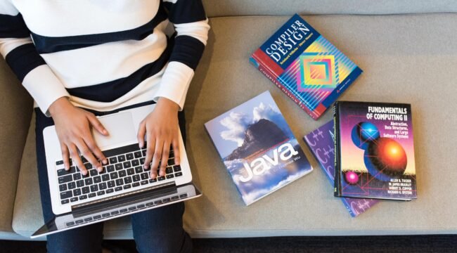 Platform Belajar Gratis (Ilustrasi by canva pro)