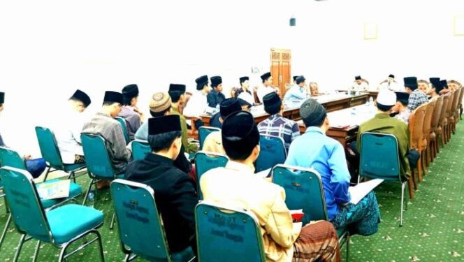 
					Suasana pelatihan di ruang rapat MAJT, yang diasuh Isdiyanto