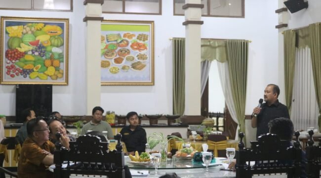 Kementerian Koordinator Bidang Infrastruktur dan Pembangunan Kewilayahan melakukan kunjungan kerja ke Kabupaten Pemalang membahas rencana rehabilitasi pipa air bersih, pada Selasa (15/7/2025), malam.