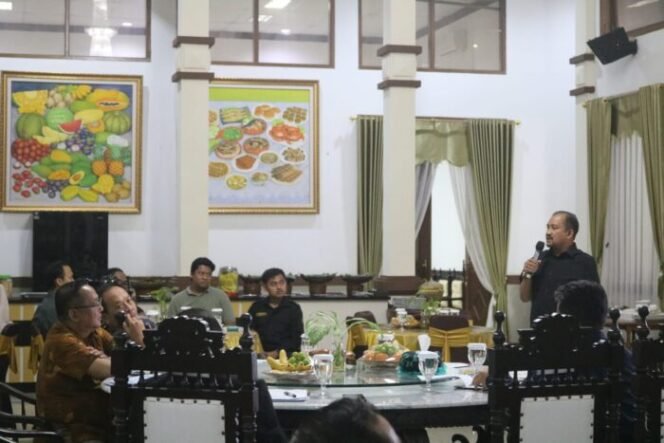 
					Kementerian Koordinator Bidang Infrastruktur dan Pembangunan Kewilayahan melakukan kunjungan kerja ke Kabupaten Pemalang membahas rencana rehabilitasi pipa air bersih, pada Selasa (15/7/2025), malam.