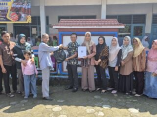 YBM BRILiaN BRI Kantor Cabang (KC) Pemalang membagikan bantuan sebanyak 60 paket pendidikan kepada siswa-siswi kurang mampu di SD Negeri 01 Loning.