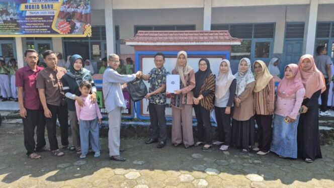 
					YBM BRILiaN BRI Kantor Cabang (KC) Pemalang membagikan bantuan sebanyak 60 paket pendidikan kepada siswa-siswi kurang mampu di SD Negeri 01 Loning.