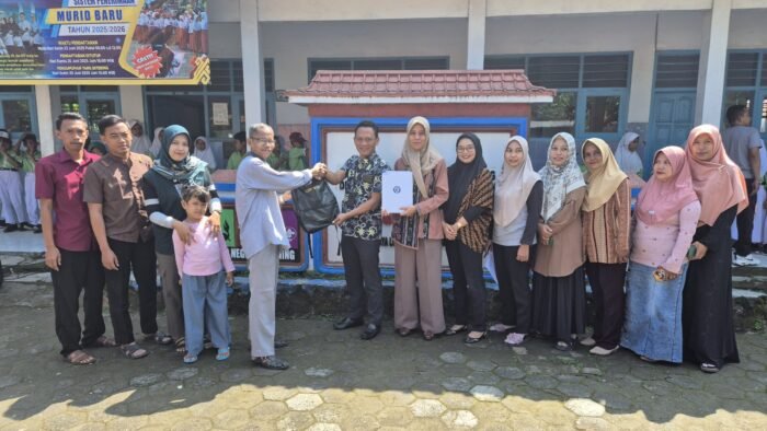 YBM BRILiaN BRI Kantor Cabang (KC) Pemalang membagikan bantuan sebanyak 60 paket pendidikan kepada siswa-siswi kurang mampu di SD Negeri 01 Loning.