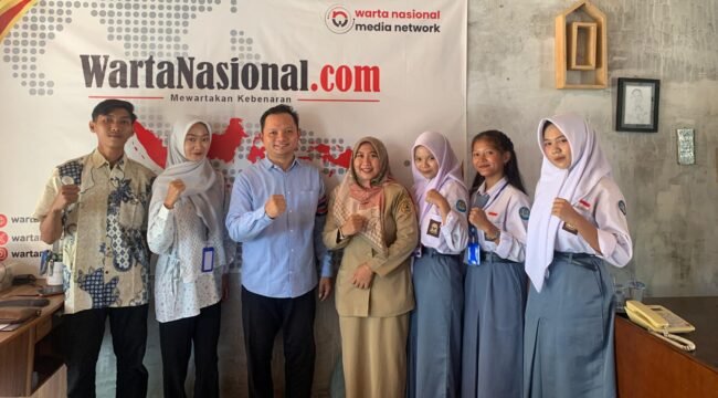 Tiga siswa SMK PGRI 2 Taman diterjunkan dalam pelaksanaan Praktik Kerja Lapangan (PKL) selama enam bulan di redaksi Warta Nasional. (Tim PKL SMK PGRI 2 Taman)
