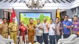 Foto Bersama - Gubernur dan Anggota KPID Jateng