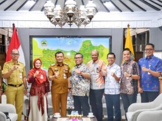 Foto Bersama - Gubernur dan Anggota KPID Jateng