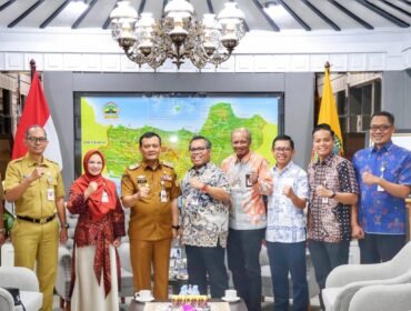 Foto Bersama - Gubernur dan Anggota KPID Jateng