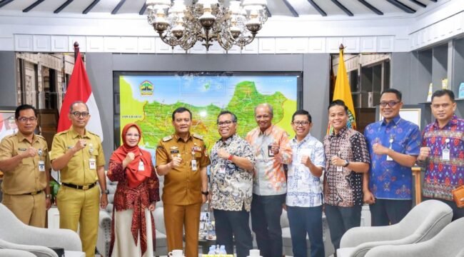 Foto Bersama - Gubernur dan Anggota KPID Jateng