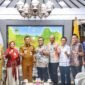 Foto Bersama - Gubernur dan Anggota KPID Jateng