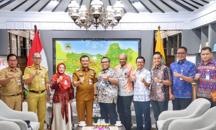 Foto Bersama - Gubernur dan Anggota KPID Jateng