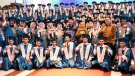 Foto bersama - Bupati dan Wabup Pemalang dengan Mahasiswa INSIP yang Diwisuda, pada Sabtu 30 Agustus 2025