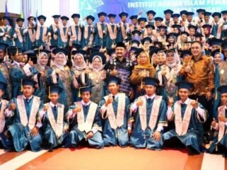 Foto bersama - Bupati dan Wabup Pemalang dengan Mahasiswa INSIP yang Diwisuda, pada Sabtu 30 Agustus 2025