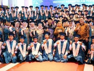 Foto bersama - Bupati dan Wabup Pemalang dengan Mahasiswa INSIP yang Diwisuda, pada Sabtu 30 Agustus 2025
