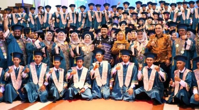 Foto bersama - Bupati dan Wabup Pemalang dengan Mahasiswa INSIP yang Diwisuda, pada Sabtu 30 Agustus 2025
