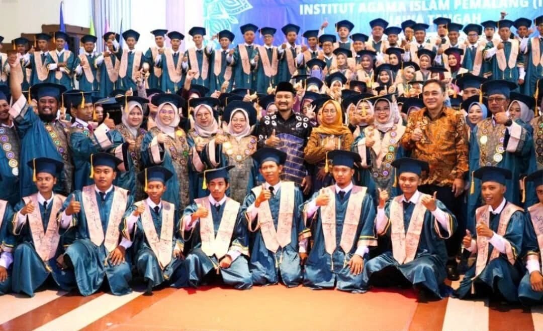 Foto bersama - Bupati dan Wabup Pemalang dengan Mahasiswa INSIP yang Diwisuda, pada Sabtu 30 Agustus 2025