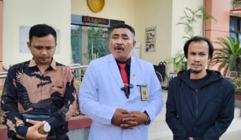 Kuasa hukum Slamet Efendi, Dr (C) Imam Subiyanto, SH, MH, CPM, dari Kantor Hukum Putra Pratama, menyampaikan keternagan pers usai daftarkan gugatan ke PTUN Semarang, pada hari ini, Kamis 7 Agustus 2025.