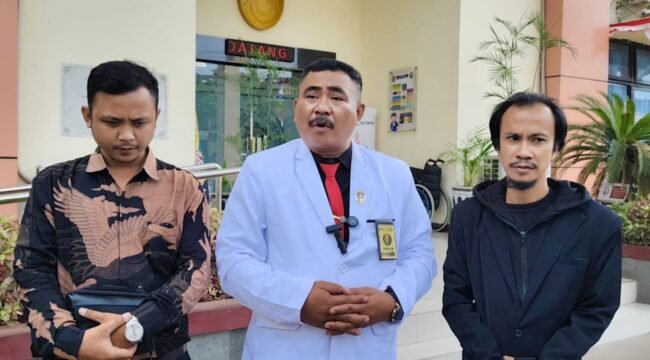 Kuasa hukum Slamet Efendi, Dr (C) Imam Subiyanto, SH, MH, CPM, dari Kantor Hukum Putra Pratama, menyampaikan keternagan pers usai daftarkan gugatan ke PTUN Semarang, pada hari ini, Kamis 7 Agustus 2025.