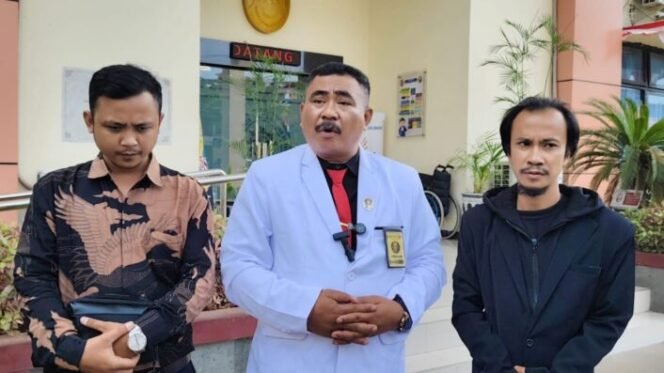 
					Kuasa hukum Slamet Efendi, Dr (C) Imam Subiyanto, SH, MH, CPM, dari Kantor Hukum Putra Pratama, menyampaikan keternagan pers usai daftarkan gugatan ke PTUN Semarang, pada hari ini, Kamis 7 Agustus 2025.