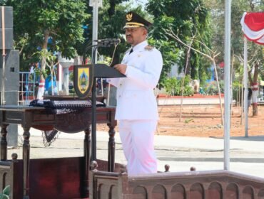 Bupati Pemalang Anom Widiyantoro saat menjadi Inspektur Upacara Peringatan HUT ke- 80 Kemerdekaan RI dan Detik-detik Proklamasi Kemerdekaan Bangsa Indonesia di Alun-alun Pemalang, Minggu (17/8/2025)