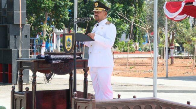 Bupati Pemalang Anom Widiyantoro saat menjadi Inspektur Upacara Peringatan HUT ke- 80 Kemerdekaan RI dan Detik-detik Proklamasi Kemerdekaan Bangsa Indonesia di Alun-alun Pemalang, Minggu (17/8/2025)
