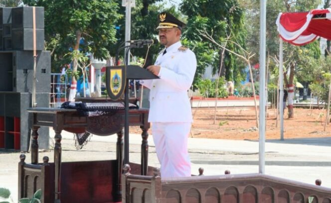 
					Bupati Pemalang Anom Widiyantoro saat menjadi Inspektur Upacara Peringatan HUT ke- 80 Kemerdekaan RI dan Detik-detik Proklamasi Kemerdekaan Bangsa Indonesia di Alun-alun Pemalang, Minggu (17/8/2025)