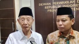 Ketua MU Jateng, KH Ahmad Darodji dan Senator DPD RI Abdul Kholik saat keterangan pers