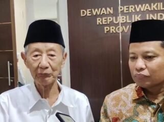 Ketua MU Jateng, KH Ahmad Darodji dan Senator DPD RI Abdul Kholik saat keterangan pers