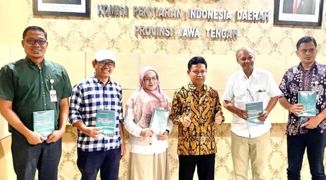 Foto Bersama dengan Senator DPD RI Abdul Kholik dan Komisoner KPID Jateng