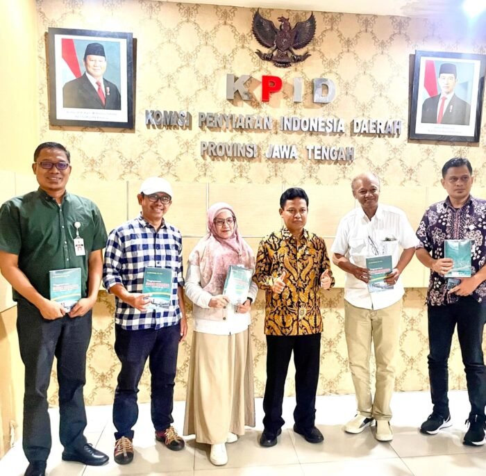 Foto Bersama dengan Senator DPD RI Abdul Kholik dan Komisoner KPID Jateng