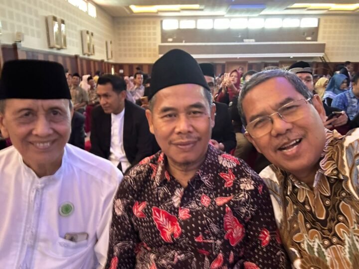 Rektor ITB Adias Pemalang Beri Ucapan Selamat kepada Mahasiswa INSIP yang Diwisuda