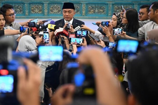 
					Menteri Sekretaris Negara (Mensesneg) saat memberikan keterangan pers