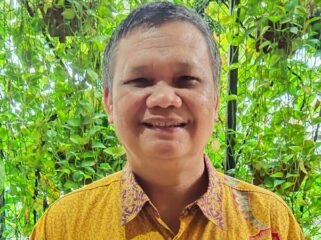 Dr. Emrus Sihombing