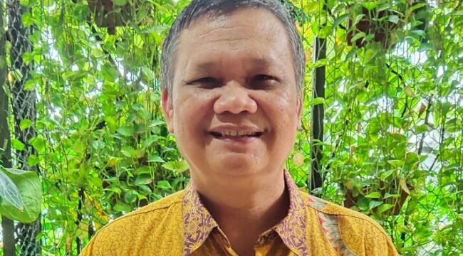 Dr. Emrus Sihombing