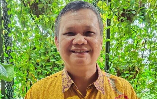 
					Dr. Emrus Sihombing