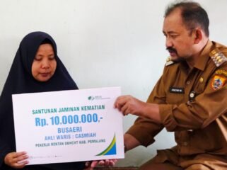 Bupati Anom Serahkan Santunan kepada Nelayan DBHCHT Pemalang