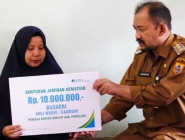 Bupati Anom Serahkan Santunan kepada Nelayan DBHCHT Pemalang