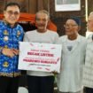 Pengayuh Becak Lansia di Pemalang Terima Bantuan Becak Listrik dari Presiden