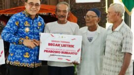 Pengayuh Becak Lansia di Pemalang Terima Bantuan Becak Listrik dari Presiden