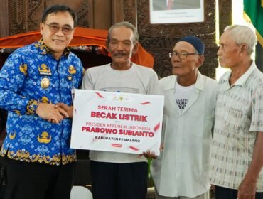 Pengayuh Becak Lansia di Pemalang Terima Bantuan Becak Listrik dari Presiden