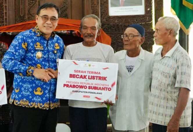 
					Pengayuh Becak Lansia di Pemalang Terima Bantuan Becak Listrik dari Presiden