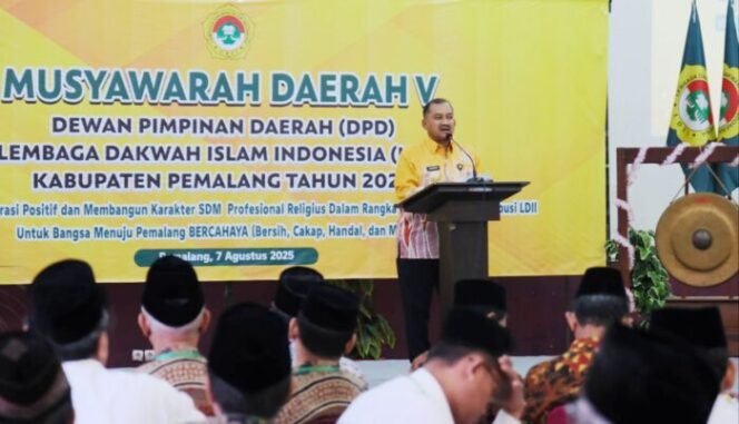 
					Bupati Pemalang Anom Widiyantoro saat membuka Musyawarah Daerah (Musda) ke 5 Lembaga Dakwah Islam Indonesia (LDII) Kabupaten Pemalang tahun 2025 di salah satu Hotel di Pemalang, Kamis (7/8/2025).