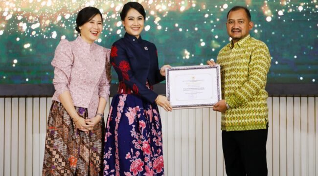 Penghargaan diberikan langsung oleh Menteri PPPA RI Arifah Fauzi kepada Bupati Pemalang Anom Widiyantoro di Auditorium KH. M. Rasjidi, Kementerian Agama RI, Jakarta, pada Jumat (8/8/2025).