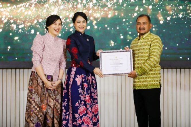 
					Penghargaan diberikan langsung oleh Menteri PPPA RI Arifah Fauzi kepada Bupati Pemalang Anom Widiyantoro di Auditorium KH. M. Rasjidi, Kementerian Agama RI, Jakarta, pada Jumat (8/8/2025).