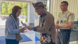 Pemimpin Cabang BRI Pemalang, David A. Saxono memberikan bunga mawar dan cokelat kepada para nasabah yang datang pertama untuk bertransaksi di Hari Pelanggan Nasional 2025