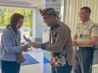 Pemimpin Cabang BRI Pemalang, David A. Saxono memberikan bunga mawar dan cokelat kepada para nasabah yang datang pertama untuk bertransaksi di Hari Pelanggan Nasional 2025